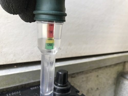 バッテリー液の比重の測定方法