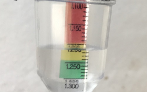 バッテリー液の比重の測定方法