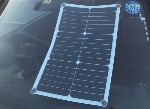 ソーラーチャージャーで車のバッテリーに充電する方法とその効果